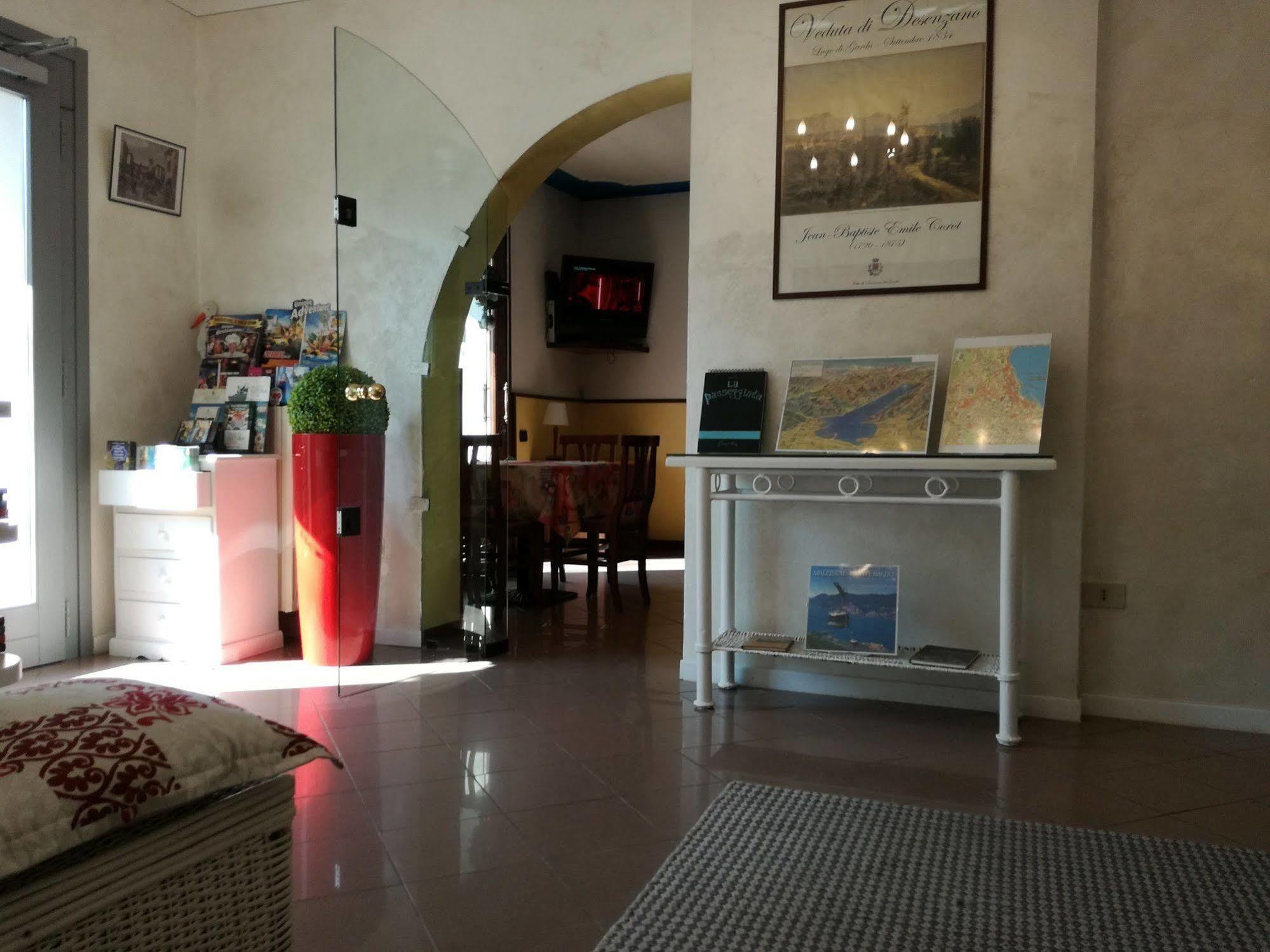 Hotel La Passeggiata Desenzano del Garda Exterior foto